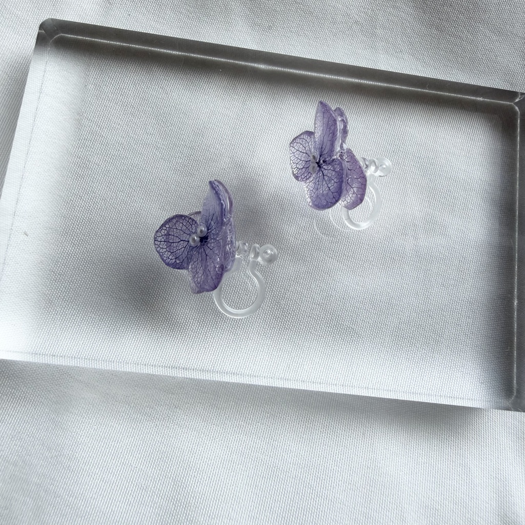 no.377 パープル紫陽花のちいさなお花のイヤリング 本物のお花 紫陽花 パープル 樹脂ノンホールイヤリング