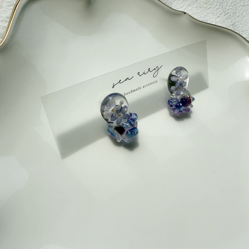 no.386 勿忘草と天然石のつぶつぶピアス 忘れな草 ブルー パール レインボーフローライト チェコビーズ