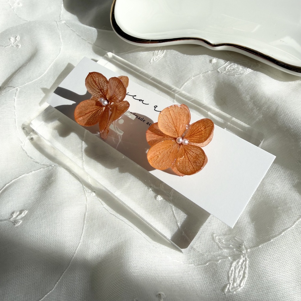 no.408 再販 ブリックオレンジの紫陽花イヤリング アジサイ パール オレンジ 樹脂ノンホールピアス