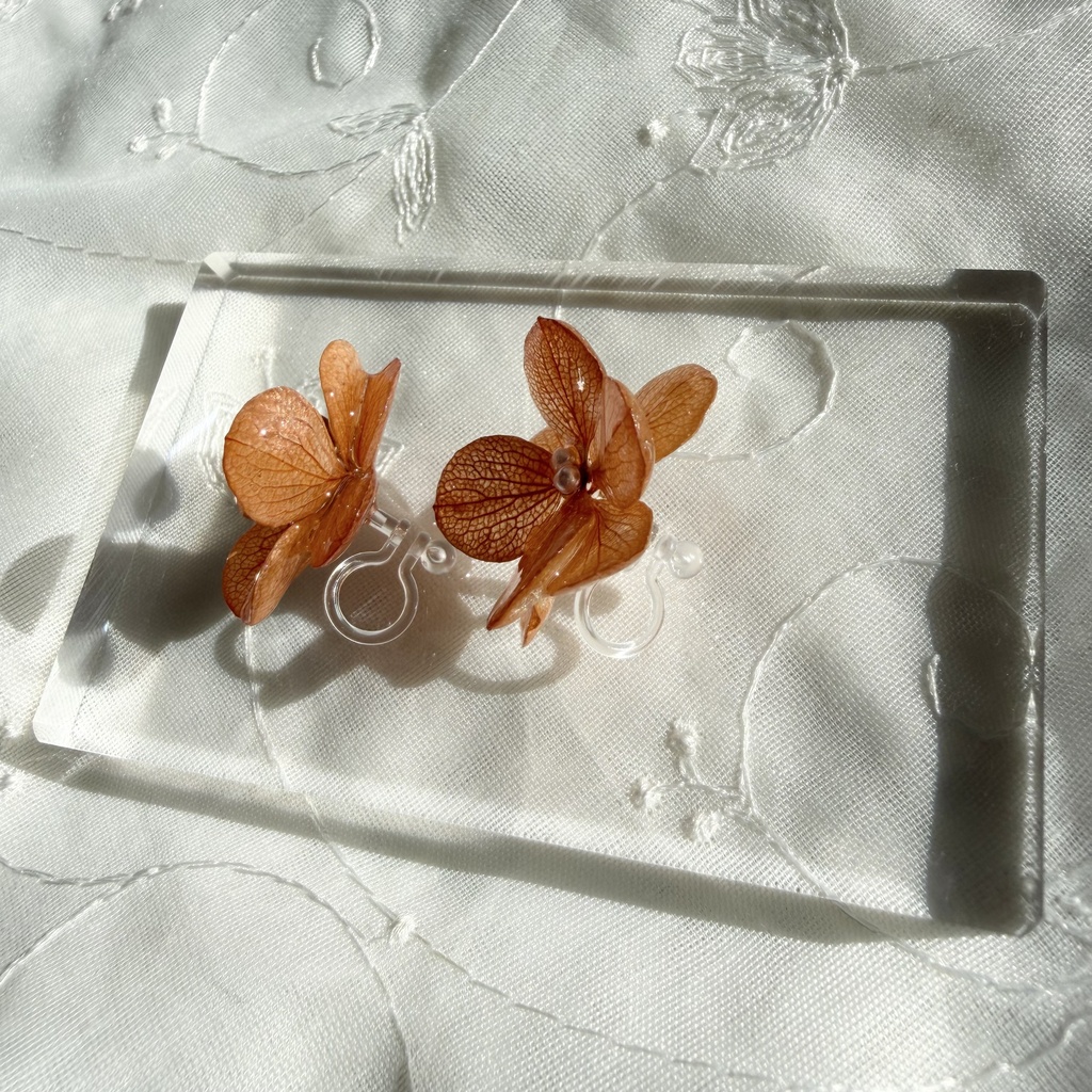 no.409 再販 ブリックオレンジの紫陽花イヤリング アジサイ パール オレンジ 樹脂ノンホールピアス