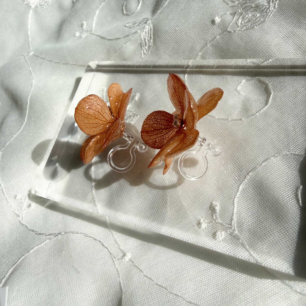 no.409 再販 ブリックオレンジの紫陽花イヤリング アジサイ パール オレンジ 樹脂ノンホールピアス