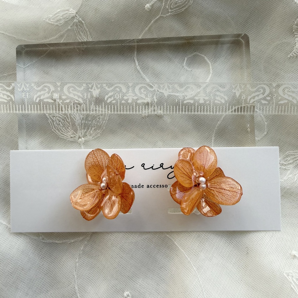 no.409 再販 ブリックオレンジの紫陽花イヤリング アジサイ パール オレンジ 樹脂ノンホールピアス