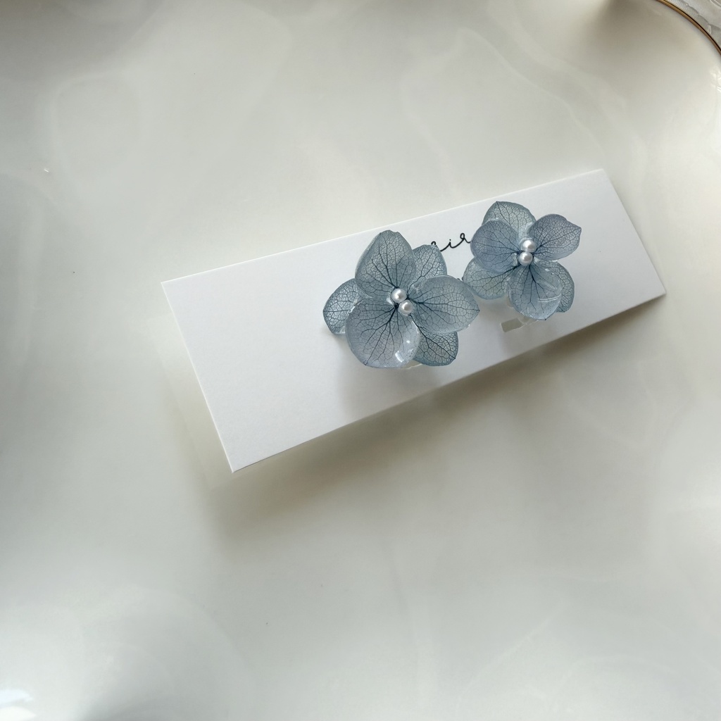 no.410 くすみブルーのノンホールピアス 本物のお花 紫陽花 パール 樹脂ノンホールピアス イヤリング 耳飾り