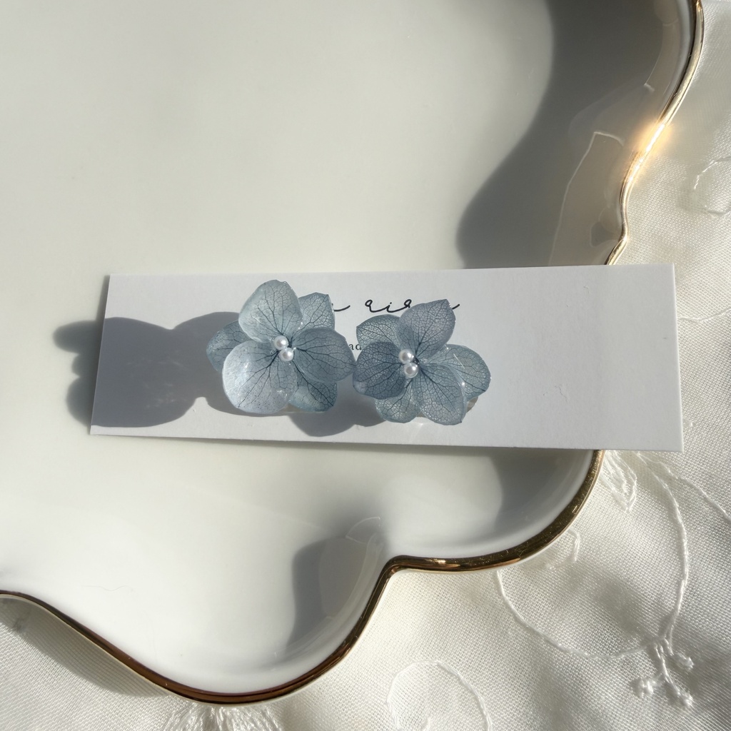 no.410 くすみブルーのノンホールピアス 本物のお花 紫陽花 パール 樹脂ノンホールピアス イヤリング 耳飾り