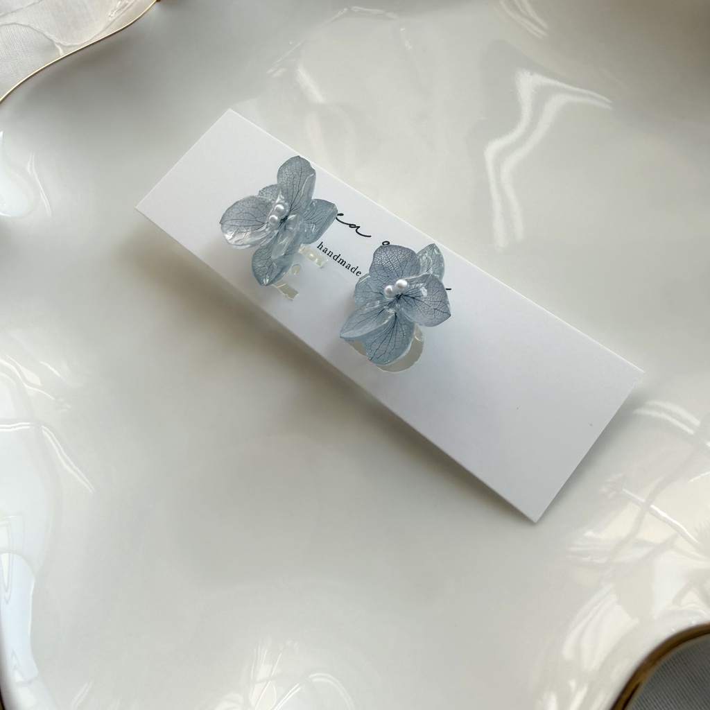 no.410 くすみブルーのノンホールピアス 本物のお花 紫陽花 パール 樹脂ノンホールピアス イヤリング 耳飾り