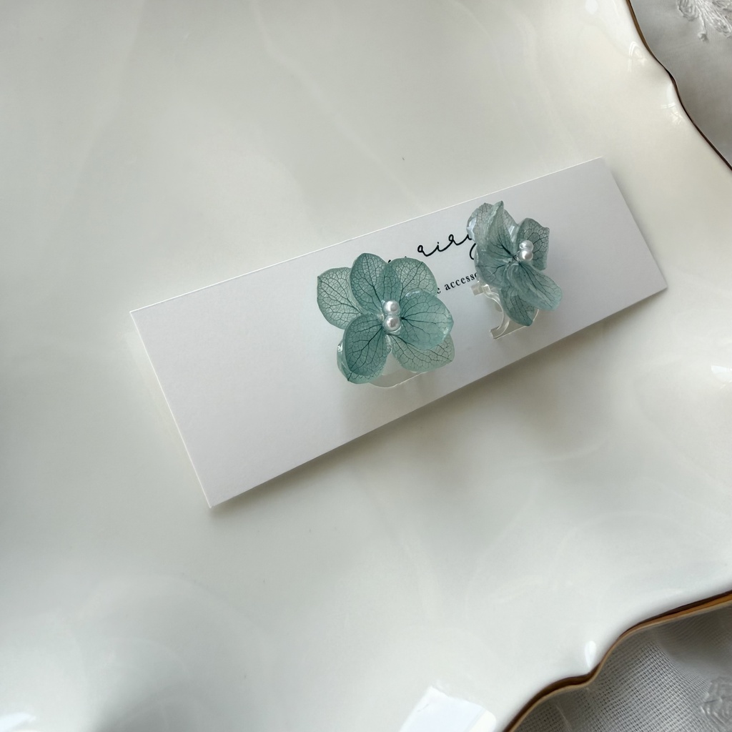 no.411 くすみグリーンのノンホールピアス 本物のお花 紫陽花 パール 樹脂ノンホールピアス イヤリング