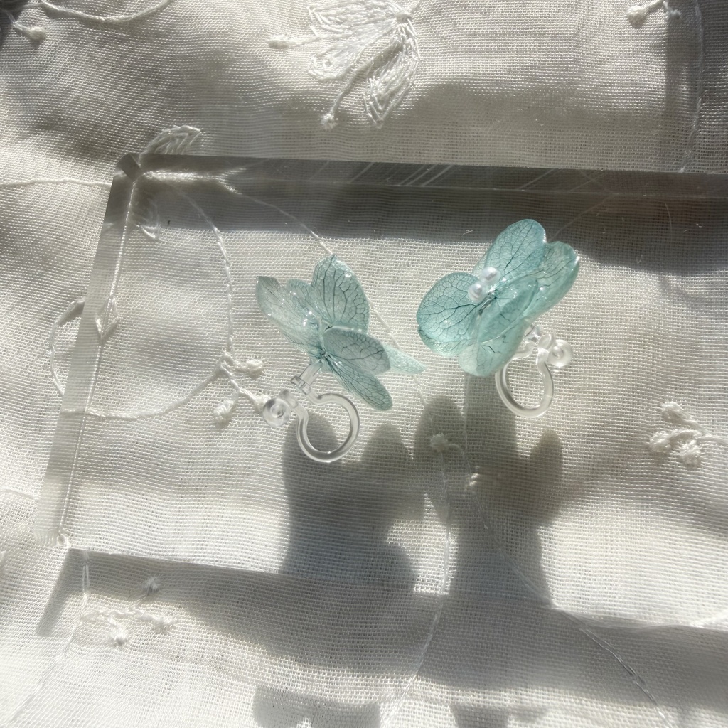 no.411 くすみグリーンのノンホールピアス 本物のお花 紫陽花 パール 樹脂ノンホールピアス イヤリング