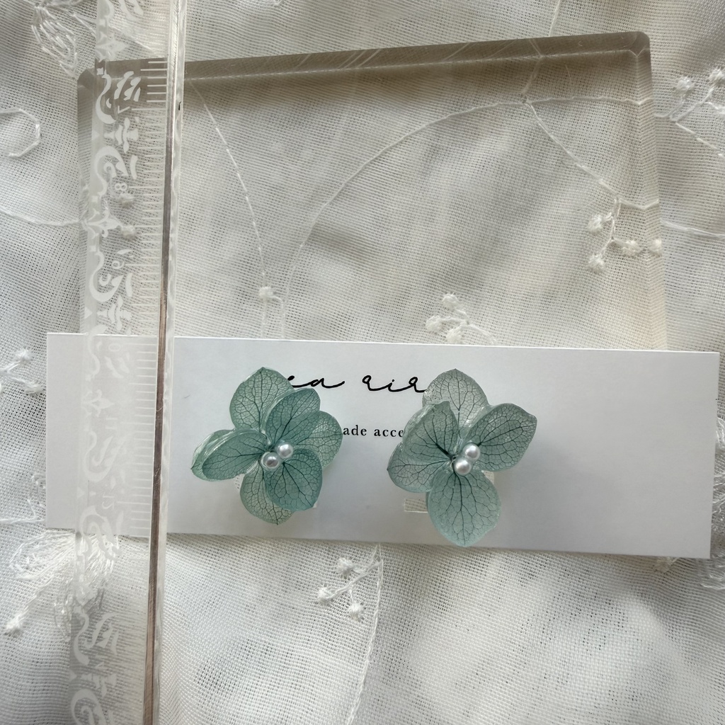 no.411 くすみグリーンのノンホールピアス 本物のお花 紫陽花 パール 樹脂ノンホールピアス イヤリング