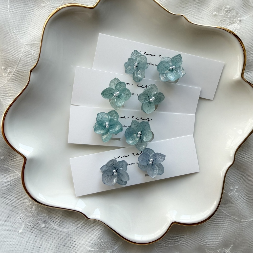 no.411 くすみグリーンのノンホールピアス 本物のお花 紫陽花 パール 樹脂ノンホールピアス イヤリング