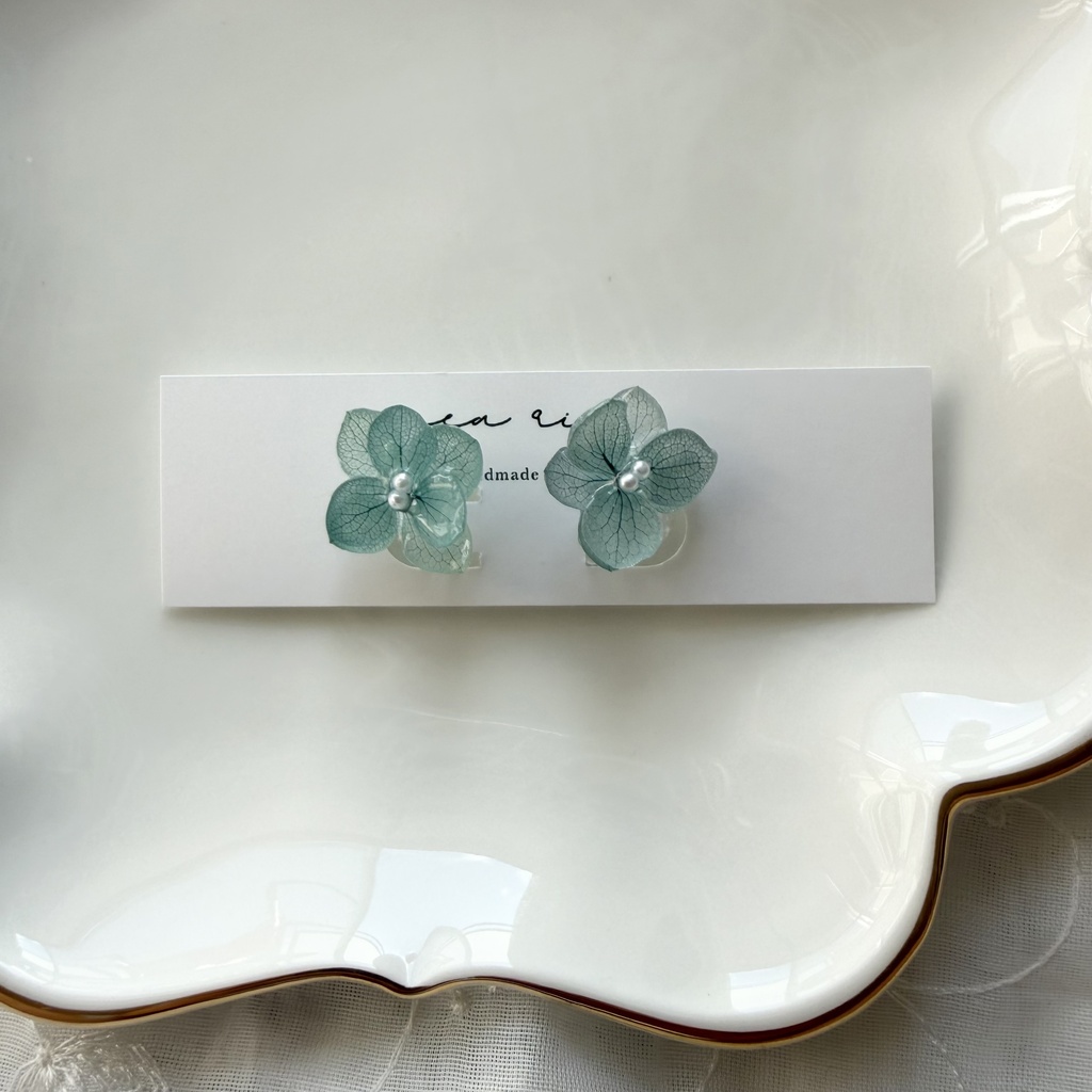 no.411 くすみグリーンのノンホールピアス 本物のお花 紫陽花 パール 樹脂ノンホールピアス イヤリング