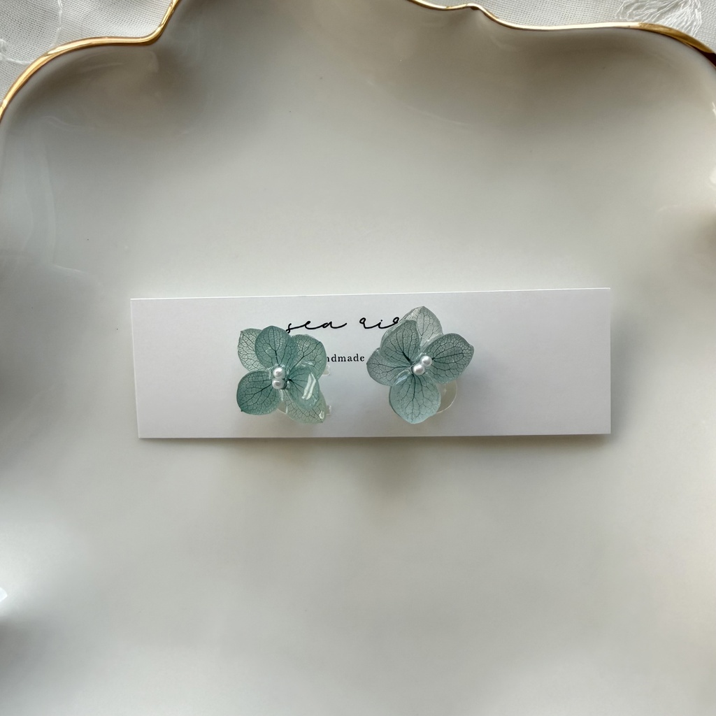 no.411 くすみグリーンのノンホールピアス 本物のお花 紫陽花 パール 樹脂ノンホールピアス イヤリング