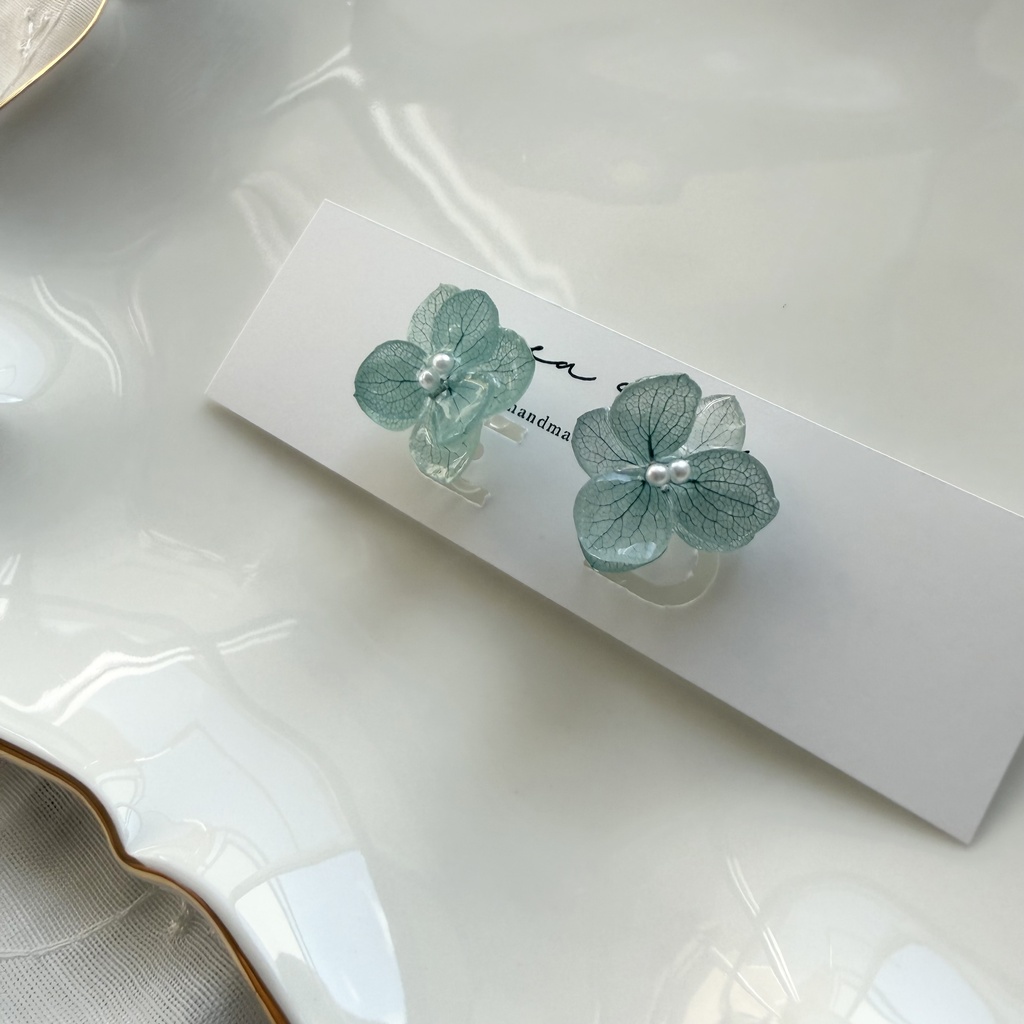 no.411  くすみグリーンのノンホールピアス  本物のお花  紫陽花  パール  樹脂ノンホールピアス  イヤリング  