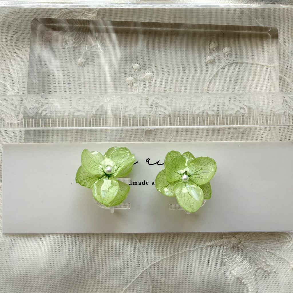 no.416 ライトグリーンの紫陽花のイヤリング 本物のお花 あじさい 紫陽花 樹脂ノンホールピアス イヤリング