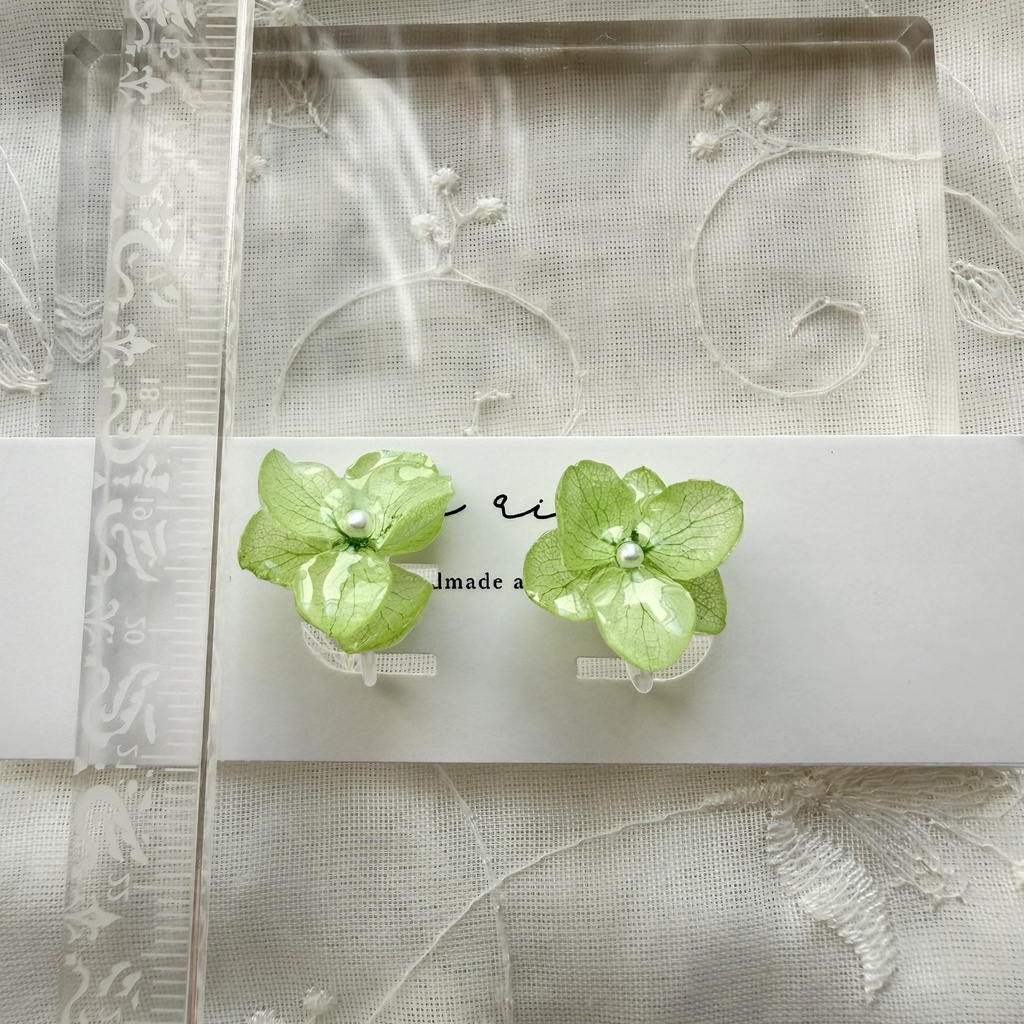 no.416 ライトグリーンの紫陽花のイヤリング 本物のお花 あじさい 紫陽花 樹脂ノンホールピアス イヤリング