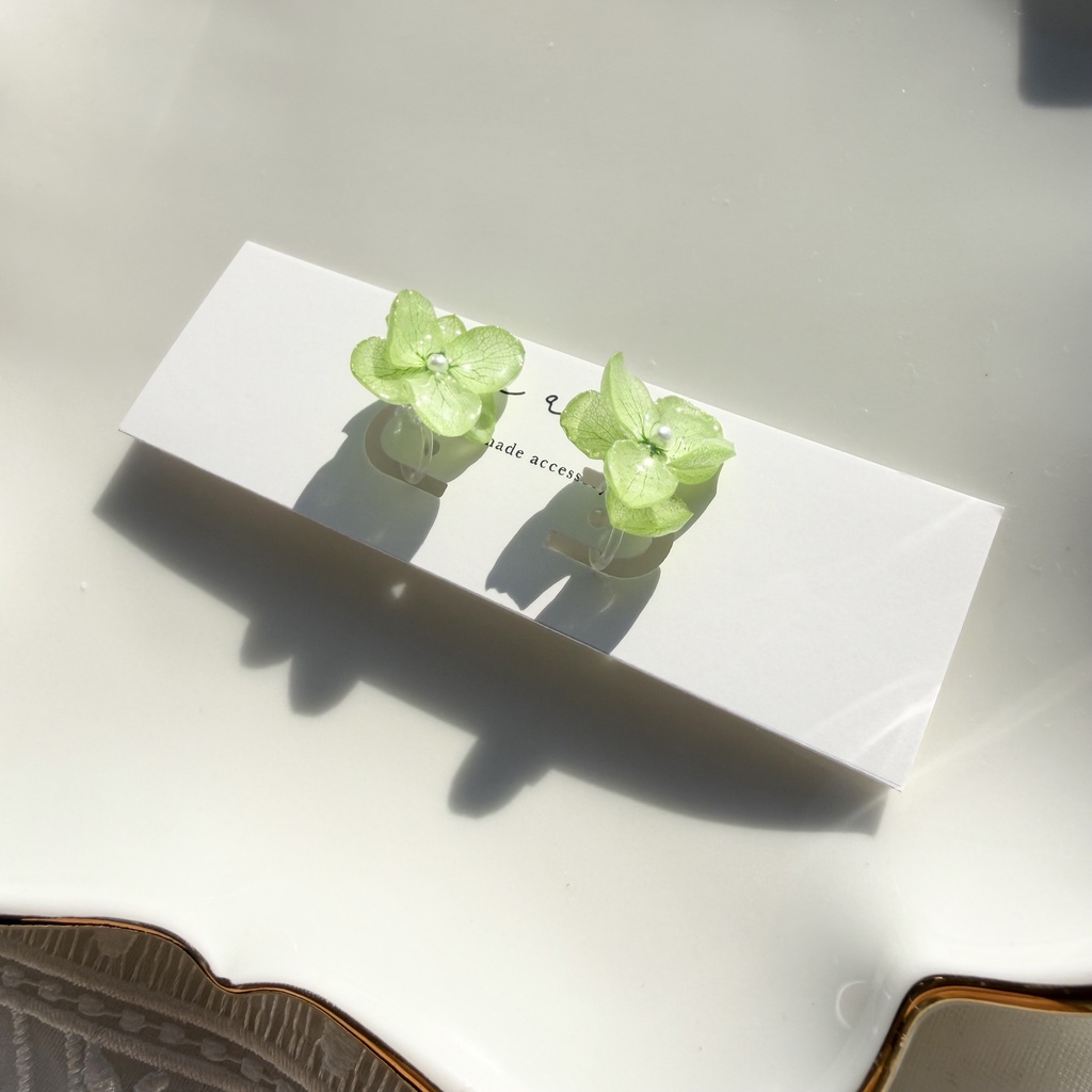 no.416 ライトグリーンの紫陽花のイヤリング 本物のお花 あじさい 紫陽花 樹脂ノンホールピアス イヤリング
