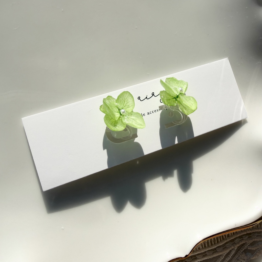 no.416 ライトグリーンの紫陽花のイヤリング 本物のお花 あじさい 紫陽花 樹脂ノンホールピアス イヤリング