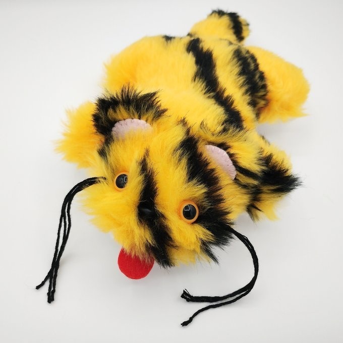 トラのラグマットのぬいぐるみ(黄丸目)