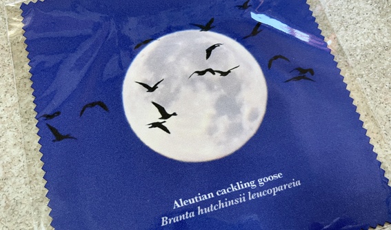 満月とシジュウカラガン眼鏡拭き/雁の足型大きさ比較図眼鏡拭きブルー(各1枚)
