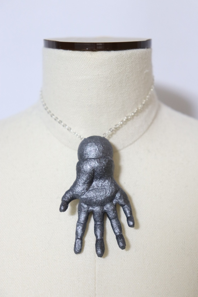 人形の手のネックレス アンティークシルバー