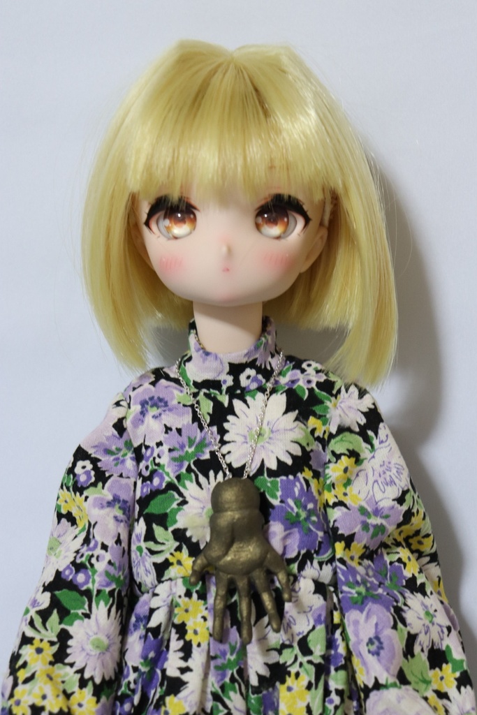 人形の手のネックレス アンティークゴールド