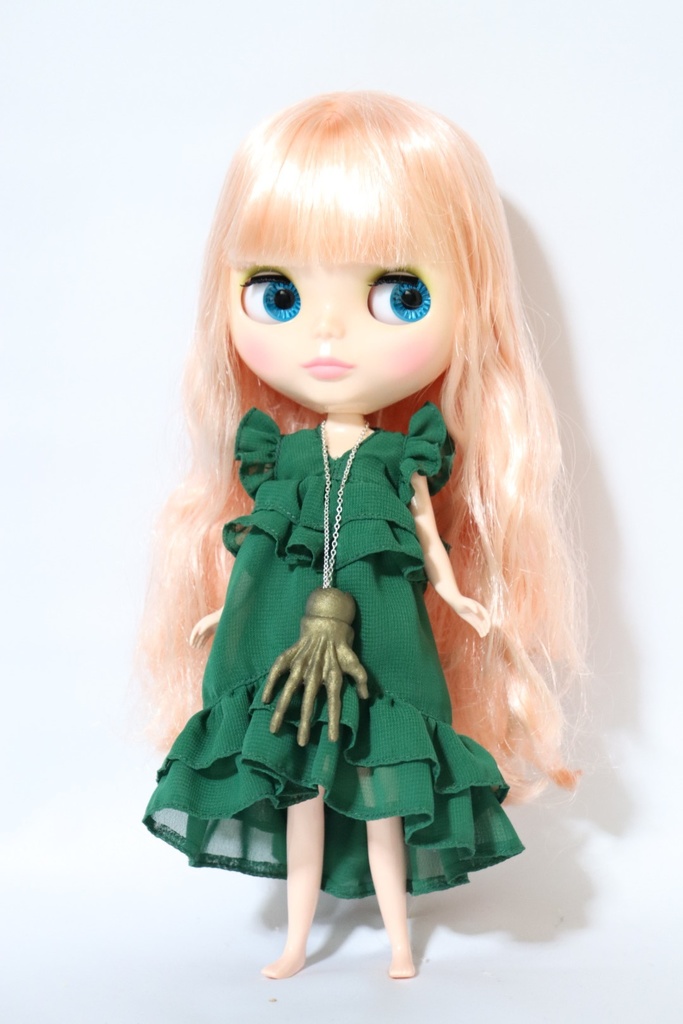 人形の手のネックレス アンティークゴールド