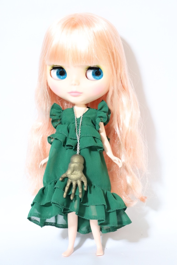 人形の手のネックレス アンティークゴールド