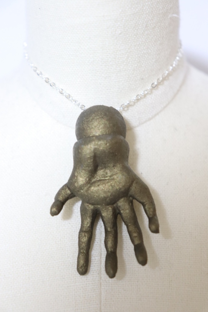 人形の手のネックレス アンティークゴールド