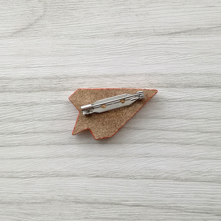 陶土ブローチ 紙飛行機