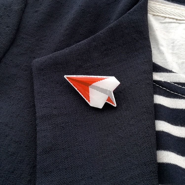 陶土ブローチ　紙飛行機