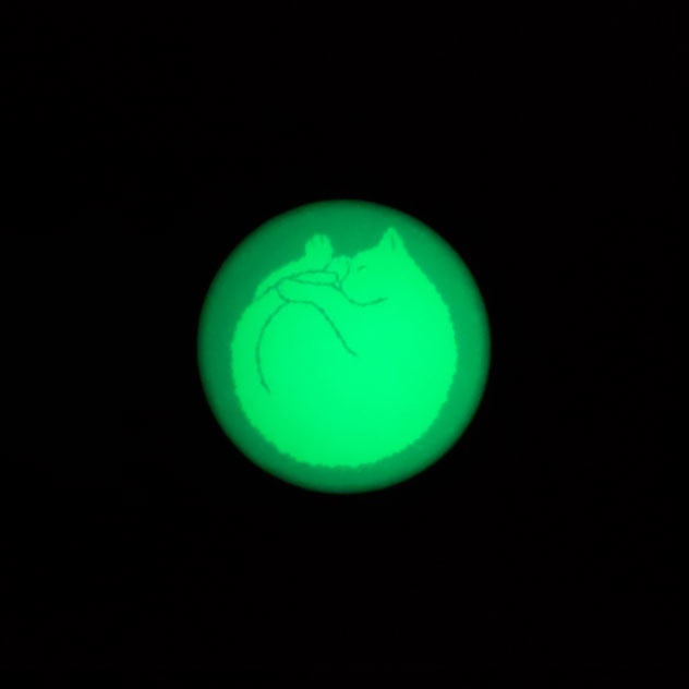 ねむり猫 蓄光 缶バッジ 44mm