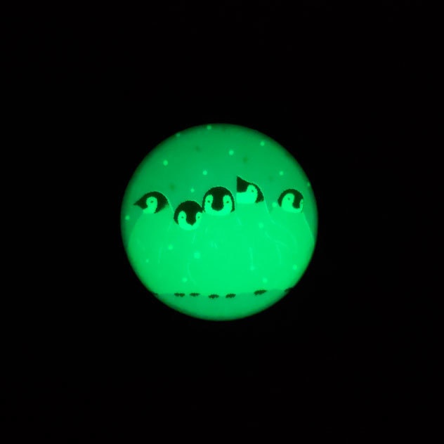 コウテイペンギン雛クレイシ 蓄光 缶バッジ 44mm