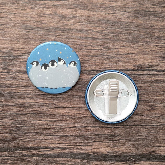 コウテイペンギン雛クレイシ 蓄光 缶バッジ 44mm