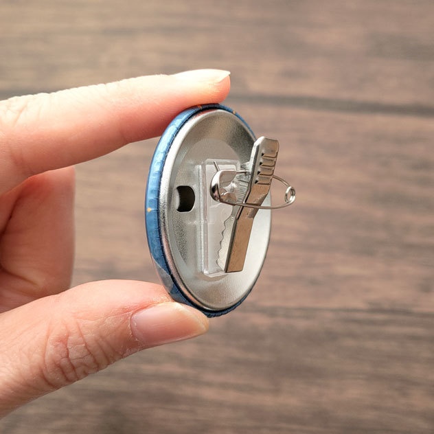 コウテイペンギン雛クレイシ 蓄光 缶バッジ 44mm