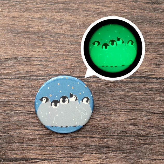 コウテイペンギン雛クレイシ 蓄光 缶バッジ 44mm