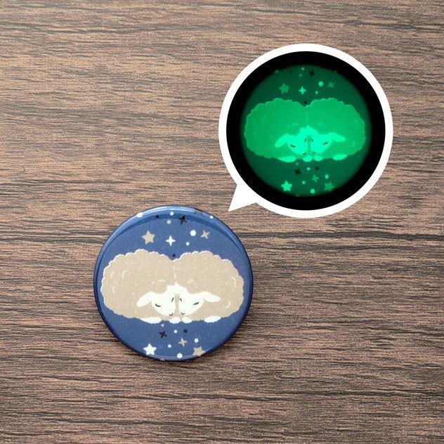 星空ヒツジ 蓄光 缶バッジ 44mm