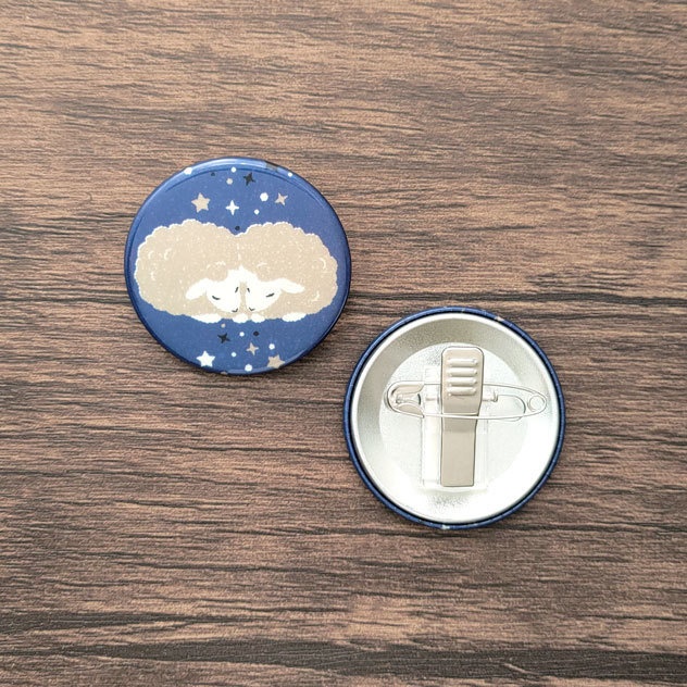 星空ヒツジ 蓄光 缶バッジ 44mm
