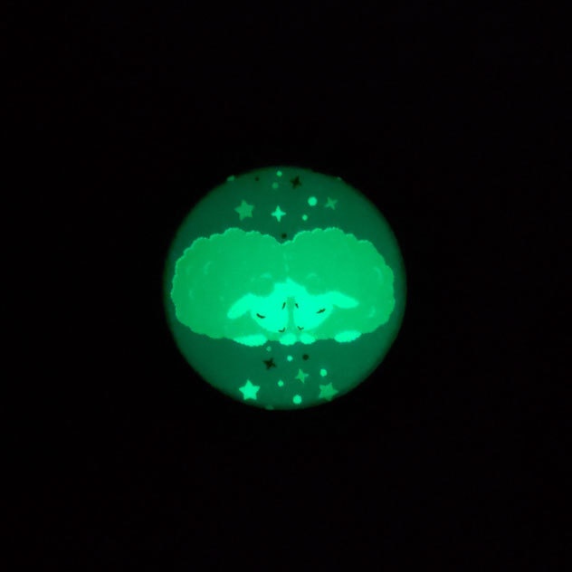星空ヒツジ 蓄光 缶バッジ 44mm
