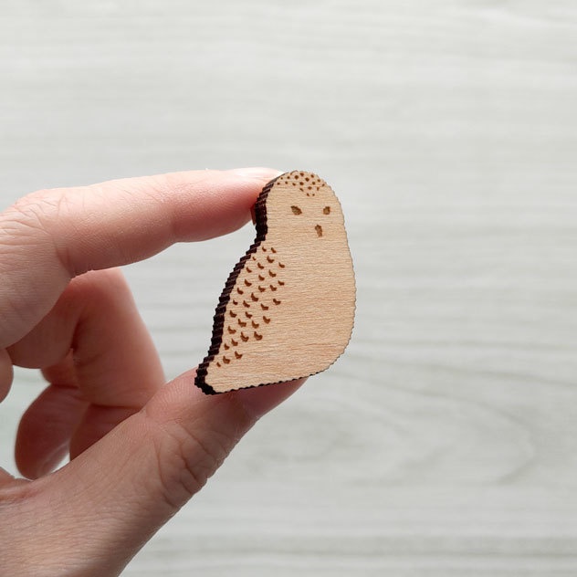 シロフクロウ 木製ブローチ