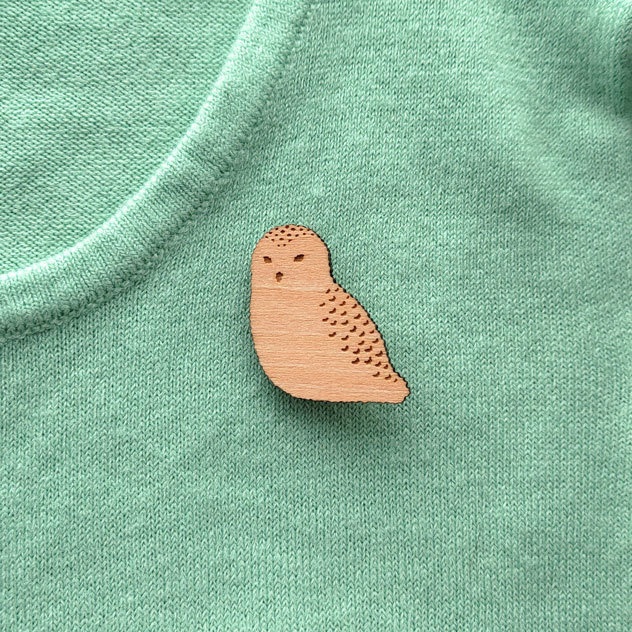 シロフクロウ 木製ブローチ