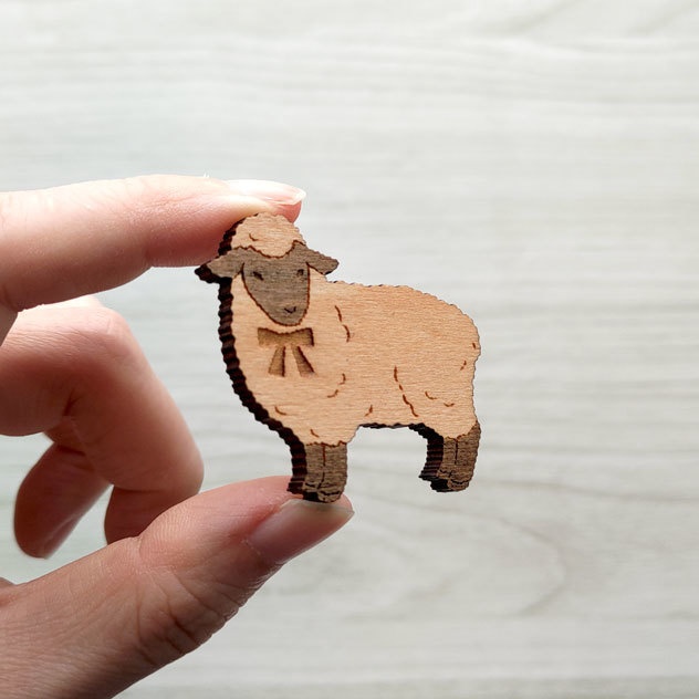 ヒツジ 木製ブローチ