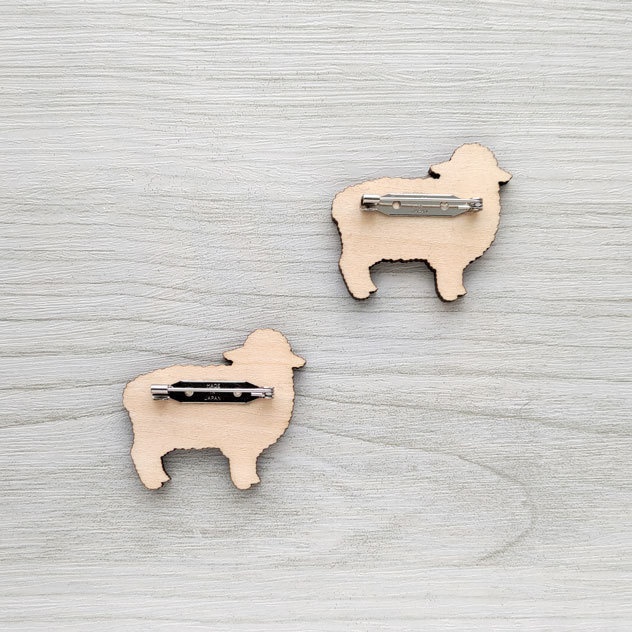 ヒツジ 木製ブローチ