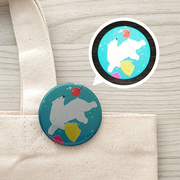 シロクマとフルーツ リフレクター 缶バッジ 44mm