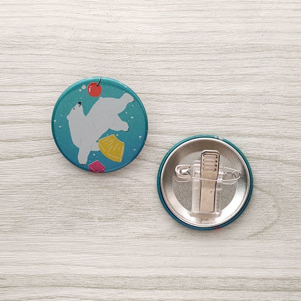シロクマとフルーツ リフレクター 缶バッジ 44mm