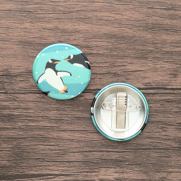 泳ぐジェンツーペンギン 蓄光 缶バッジ 44mm