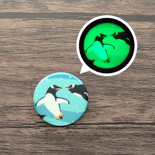 泳ぐジェンツーペンギン 蓄光 缶バッジ 44mm