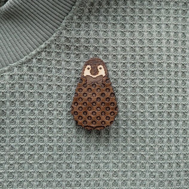 ネクタイ コウテイ雛 木製ブローチ