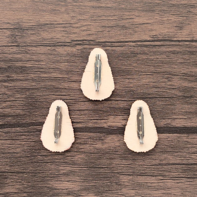 ネクタイ コウテイ雛 木製ブローチ