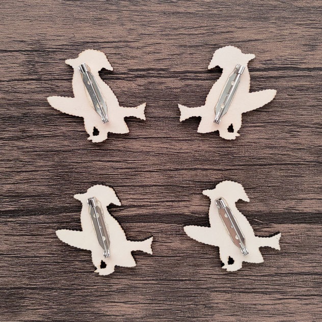 就寝ケープペンギン 木製ブローチ