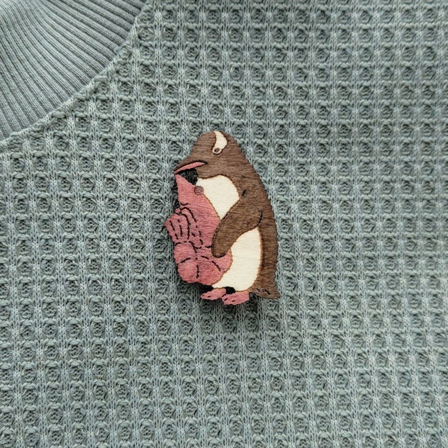 オキアミとジェンツーペンギン 木製ブローチ