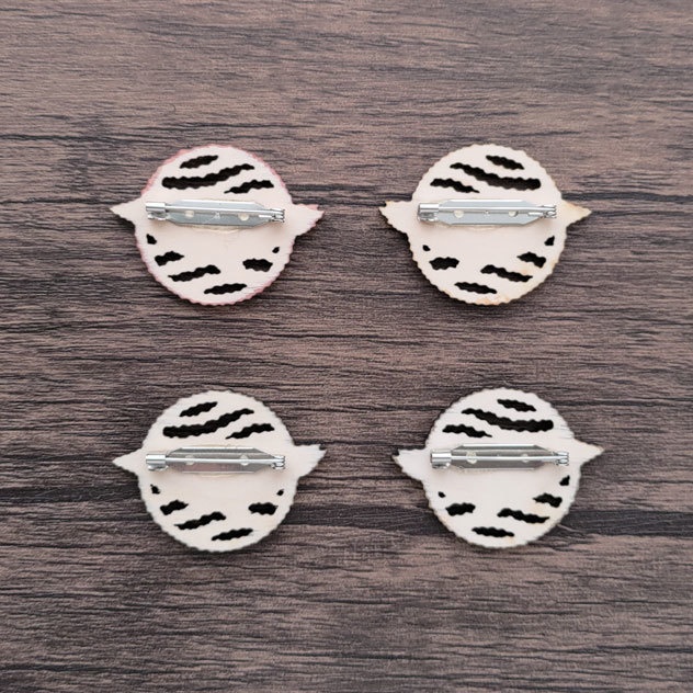 泳ぐアデリーペンギン 木製ブローチ